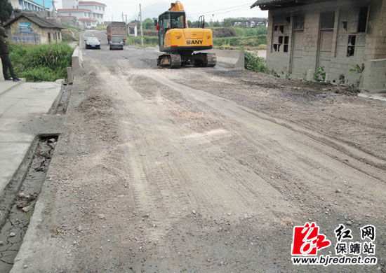 保靖修补209国道改造路面