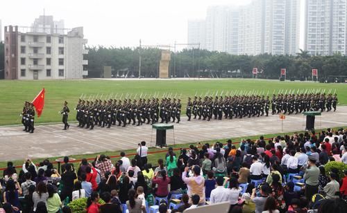 据介绍,这是驻澳门部队进驻以来,首次将军营开放活动安排在珠海正