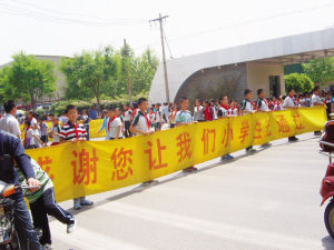 石家庄市石岗大街第二小学位于联盟东路,校门口没有红绿灯.