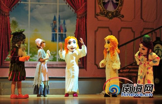 《灰<em>姑娘</em>与水晶鞋》海口上演 家长孩子共庆六