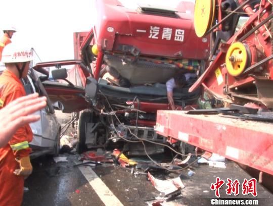 京港澳高速河南段连发16起车祸 遇难者增至14人