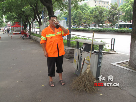 长沙倡议为环卫工人递上一杯水 举手之劳送清凉