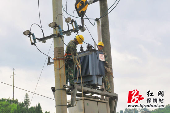 红网保靖站6月22日讯(分站实习记者 刘玲)6月20日,保靖县龙溪供电所的维修人员来到了水银乡官庄村,为烟农维修电力线路。连日来,为确保烟农烤烟生产的电力供应,该县电力员工顶着烈日,对水银、阳朝、复兴等烟叶乡镇电力设施进行了维护。 保靖是烟叶大县,龙溪供电所担负着复兴、普戎、水银等7个乡镇、50多个行政村的烟叶生产电力服务。今年,该所供电区域烤烟房比去年新增了100多个,新增烟叶种植面积六千多亩,总面积达到了11000亩。 我们每个员工都是24小时保持通讯畅通,随时待命。所长向阳说道。