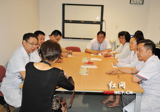 医院院长刘景诗介绍,联合门诊包含1名组长和4