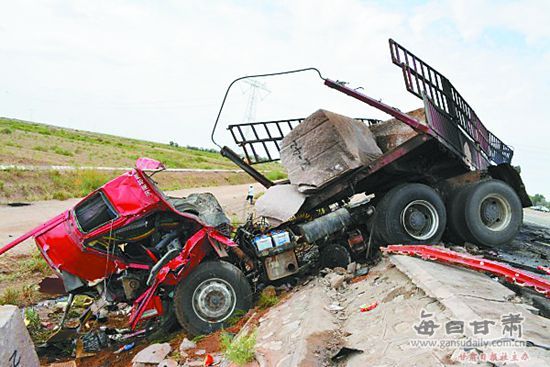 一辆满载大理石块的半挂车由东向西行驶至连霍高速玉门至瓜州段24公里