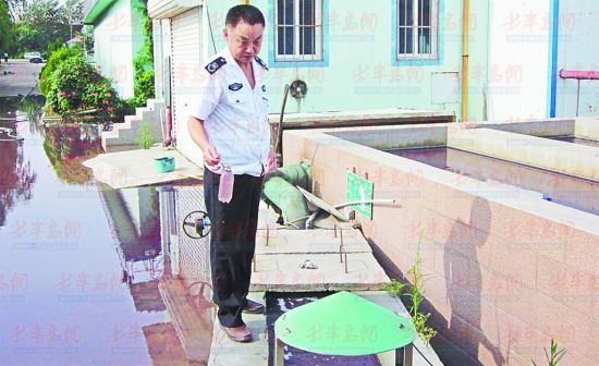 城阳环保局夜查重点涉水企业预防汛期水污染