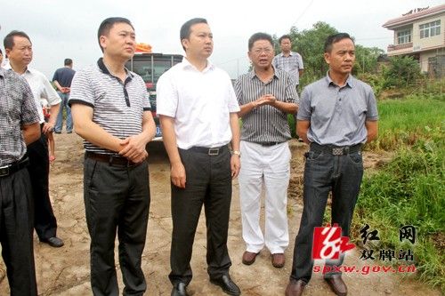 何恒 丽芳)8月19日上午,双牌县委书记苏小康深入五里牌镇杨家码头