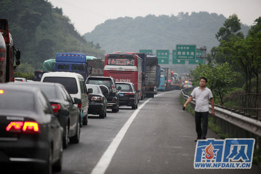 京珠高速清远段一化学品货车自燃 致塞车数公