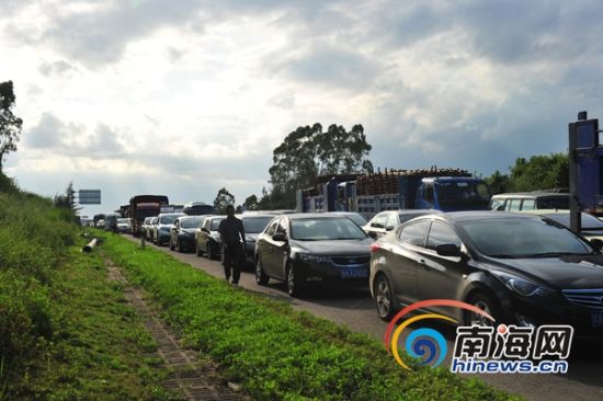 快讯:G98海南高速三亚到海口永兴出口段大堵