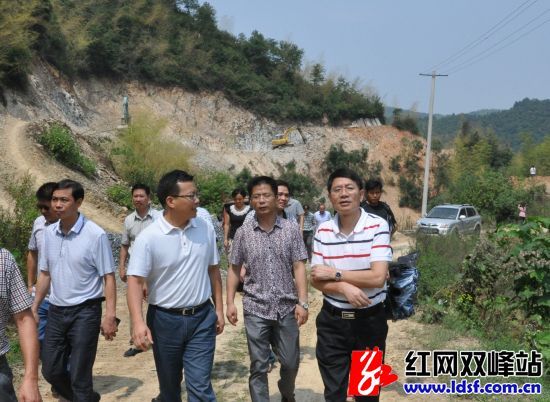 省审计厅厅长唐会忠到双峰县上燕村指导扶贫
