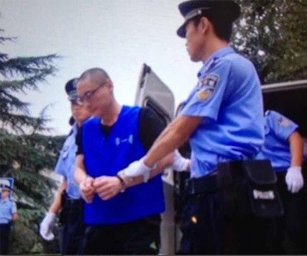 大兴摔死女童案嫌犯韩磊被押下囚车画面曝光