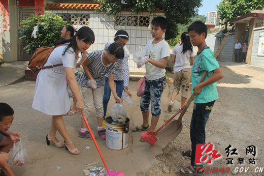 宜章县委常委、宣传部长黄志莲带队到小区打扫卫生