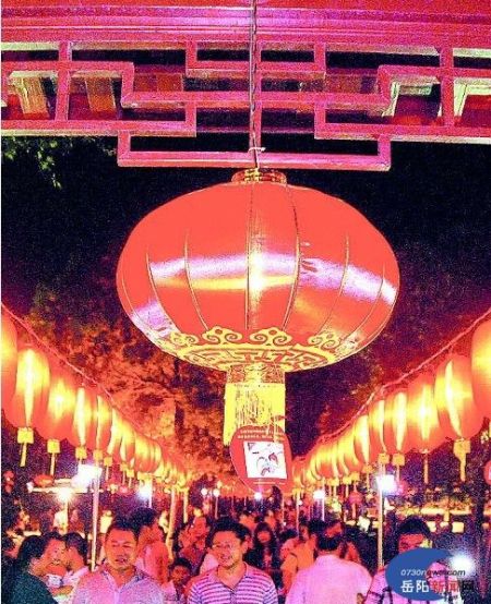 岳阳上万市民中秋夜游古楼赏花灯