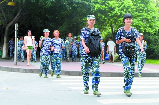 创建30周年庆祝大会上,他和50多名79级同学一起回忆了歌乐山下的生活