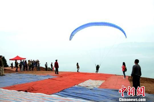 四川洪雅玉屏山滑翔伞基地正式开放