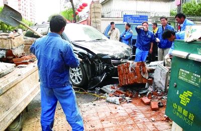 撞车又撞门越野车闯祸今晨事发石景山所幸无人员伤亡