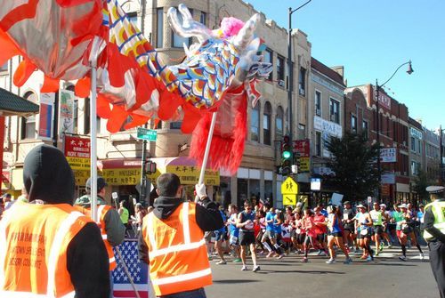 芝加哥马拉松赛肯尼亚夺双冠 数千人中国城观
