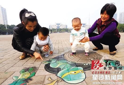 星沙文化广场下水井盖涂鸦扮靓街头