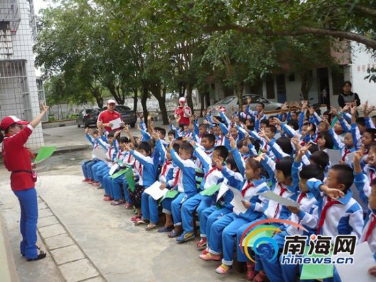 安利志愿者进海口小学 赠价值8000元文体用品