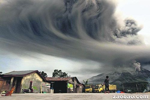 印尼火山大爆发灰烟直冲8000米 飞机更改航道