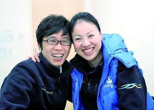 唐泳涛和妻子王艳茹投身公益事业,希望通过自己的力量去帮助更多的人。重庆晨报记者李斌摄 我们要多组织一些公益活动。对,有钱出钱、有力出力。这是42岁唐泳涛与34岁王艳茹的对话,他们是康宝莱(中国)保健品有限公司的经销商。也是今年重庆地区母婴平安天使救助行动天使听见爱公益活动的资助人之一。夫妻俩捐款20万元,用于帮助患有听力障碍的儿童植入人工耳蜗,告别无声世界。 捐出20万帮孩子听见世界 前天上午,在华新街康宝莱重庆分公司的办公室内,唐泳涛和王艳茹正在跟同事们计划着下一