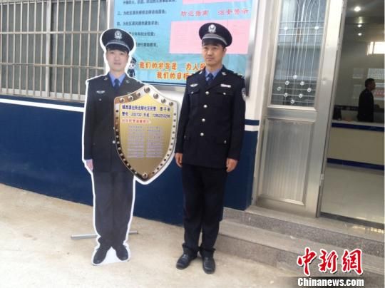 江苏睢宁公示民警靓照 170名警察成街头明星