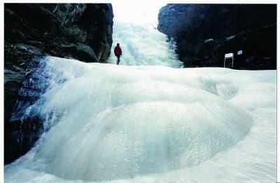 冰瀑如白练 双龙峡进冰期 持续到明年6月_新浪新闻