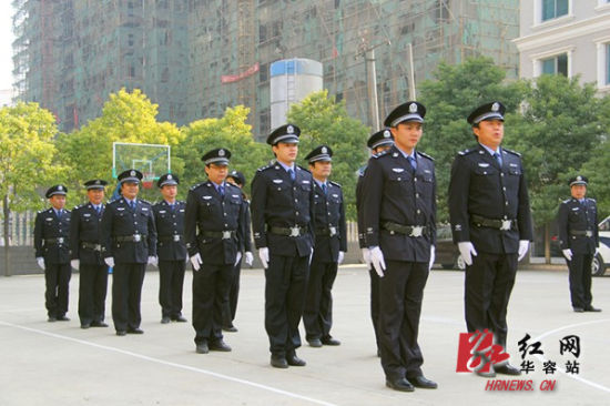 考核组检阅法警大队队列