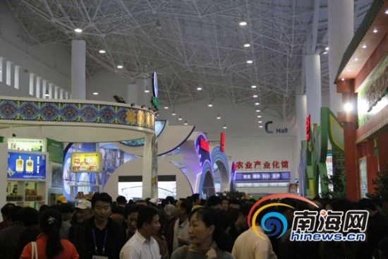 海南冬交会:海口市民周末走进冬交会现场观展