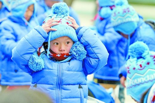 山区娃穿上不打滑的雪地靴今年冬天上学不再怕