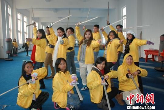 印尼华裔青少年研习中国舞蹈和武术