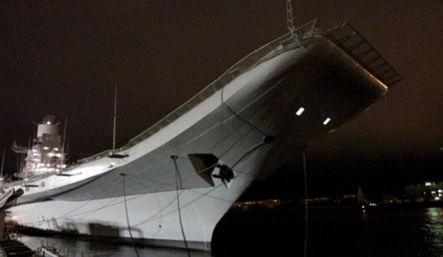 外媒:印度维克拉<em>玛蒂亚</em>号航母抵达海军基地_