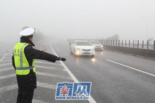 京珠北高速公路护栏结冰 主干道交通未受阻