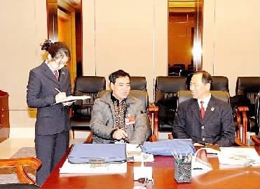 > 正文   2月11日,河南省三门峡市检察院派出21个小组42名干警深入