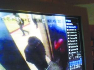 电梯内,代课女教师遭陌生男子割喉 事发临夏路