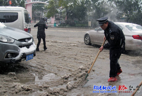 邵阳多部门干部职工上街扫雪保畅通