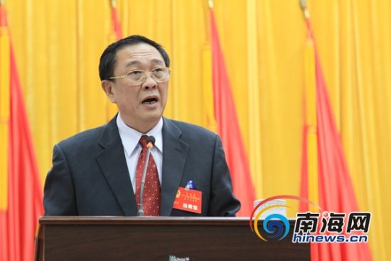 屯昌县县长陈家东在会议上做政府工作报告(南海网记者 陈望 摄)南海网
