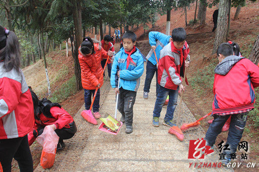 宜章县小学生学雷锋 扮靓红色森林公园