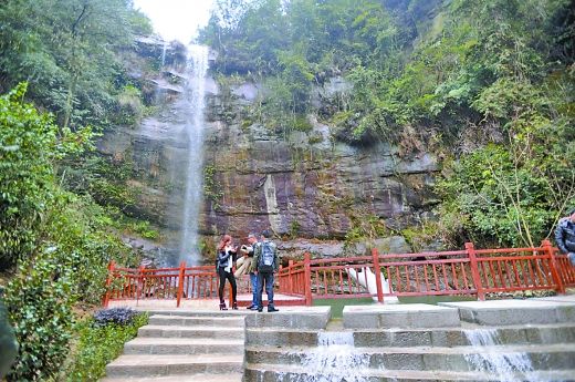 昨日,九龙坡区金凤镇,游客在潜龙飞瀑景点游玩.