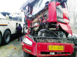 超车驶向反道大货撞上大罐车“脸”没了