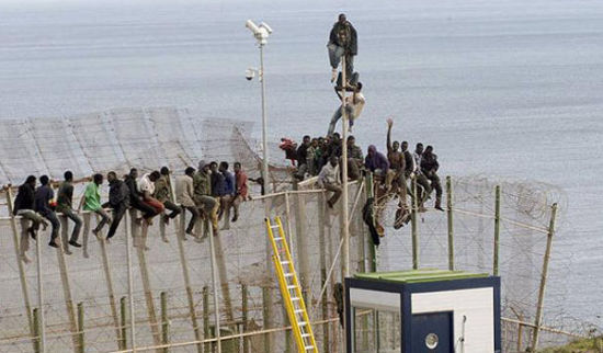 摩洛哥移民骑栅栏10小时拒绝遣返 一人因晕厥