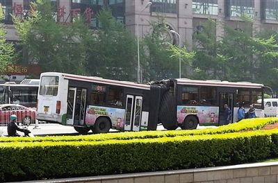 据网友爆料,昨天10时左右,一辆39路公交车行驶至建内大街与北京