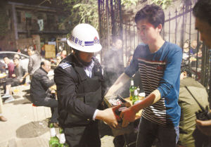 露天炭火烧烤一晚上清查百余处