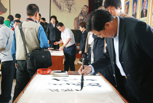 中华志愿者艺术家走进大连双岛湾张家村送文化