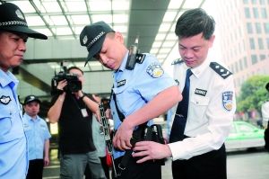 "广州市副市长,公安局长谢晓丹高度肯定了火车站砍人事件中民警开枪制