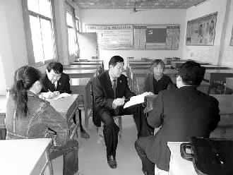 在两年时间内侵吞农村低保金和危房改造补偿款5万元,镇平县卢医镇