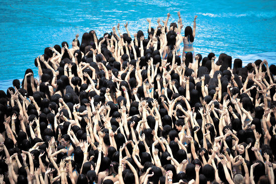 三千比基尼女孩摆出海豚造型