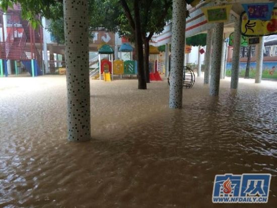 从化温泉镇幼儿园因暴雨停水电 老师为孩子打