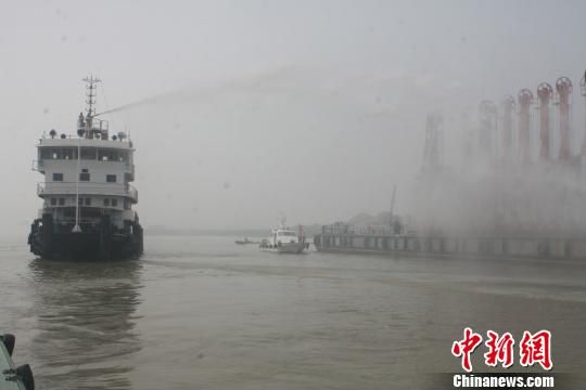 武汉80万吨乙烯码头举行危化品事故应急救援
