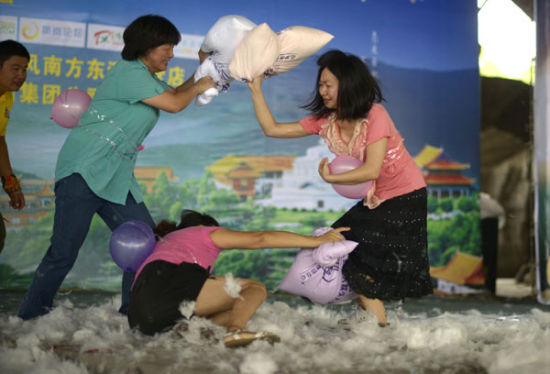 东莞观音山举办枕头大战_新浪新闻